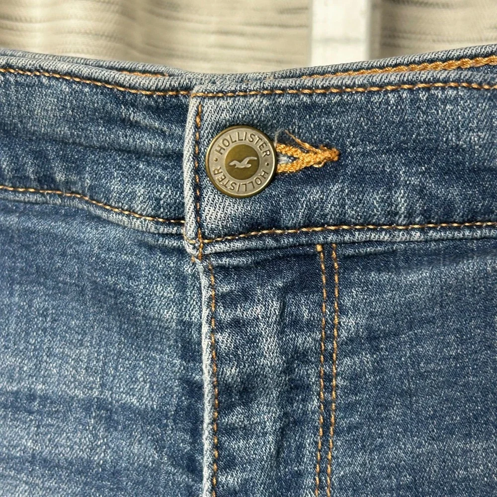 Hollister High-Rise Short-Short Medium Wash Denim Raw Hem W32‎ Size 15